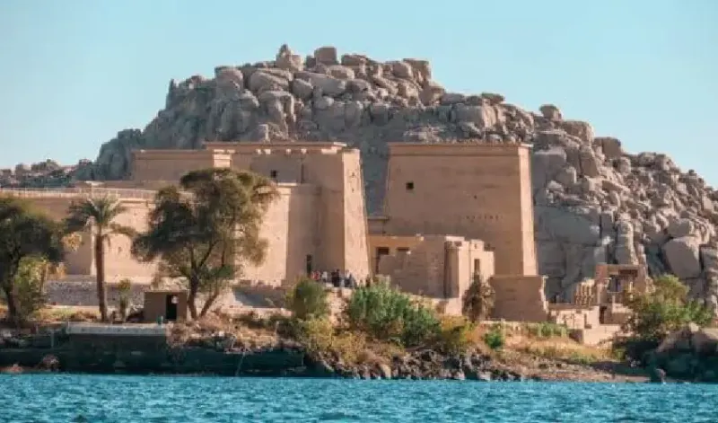 Tour Abu Simbel e Assuan da Luxor – Il suggestivo Tempio di File sull’isola di Agilkia