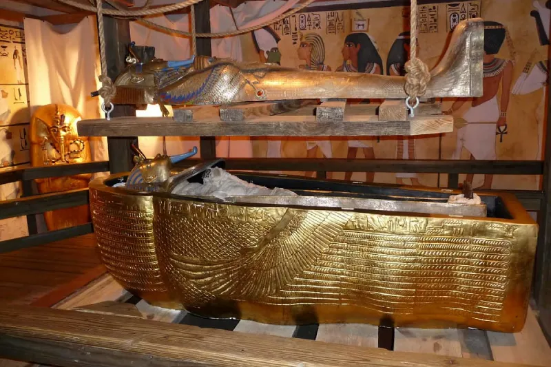 Tesori della Tomba di Tutankhamon tra cui il celebre sarcofago d’oro e gli oggetti funerari reali Tesori della Tomba di Tutankhamon tra cui il celebre sarcofago d’oro e gli oggetti funerari reali