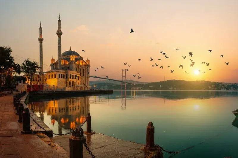 Paseo en barco por el Bósforo con paisajes históricos de Estambul