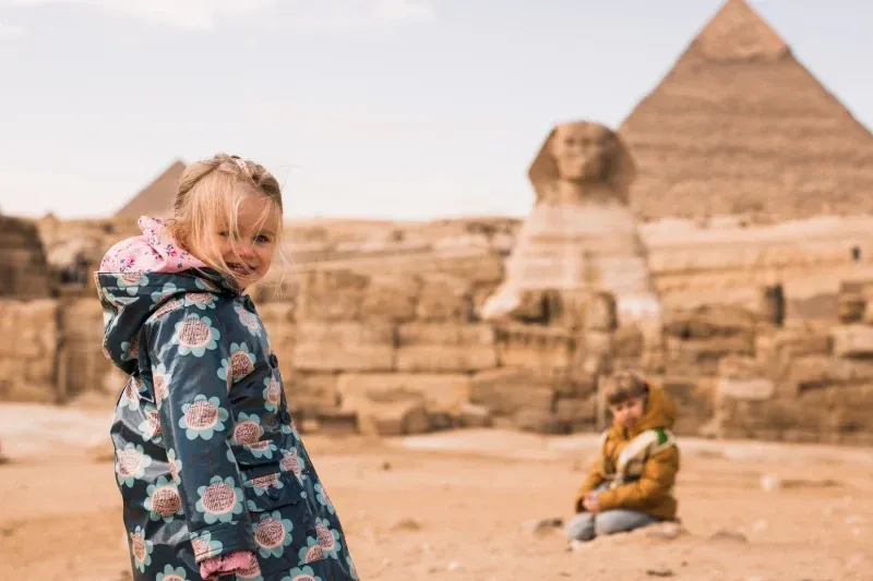Turisti alle piramidi durante la stagione invernale in Egitto