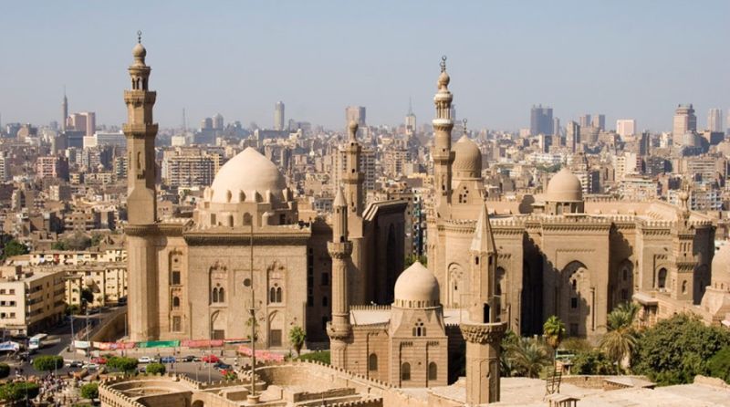 Fachada urbana con cúpula y minaretes de Mezquita de al Azhar