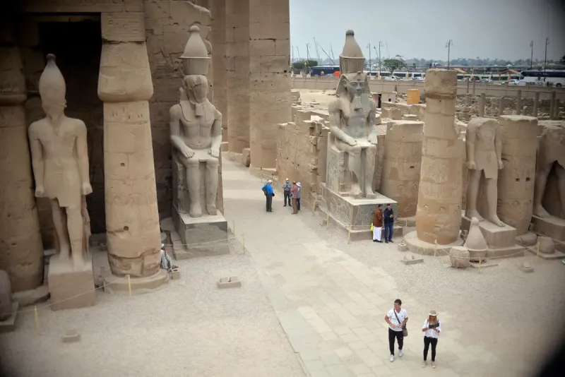Temple de Louxor illuminé le soir, un site emblématique à visiter en Égypte