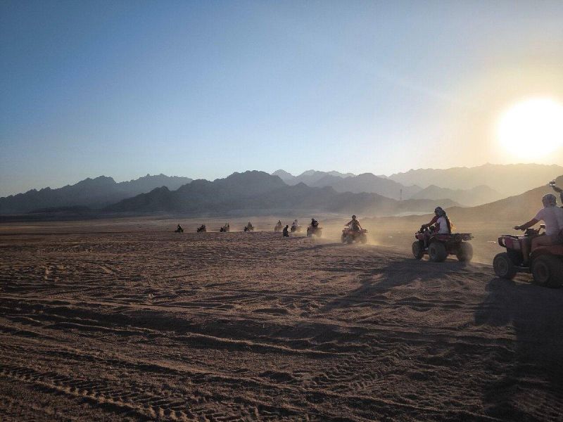 Safari dans le désert près de Hurghada avec montagnes et dunes dorées