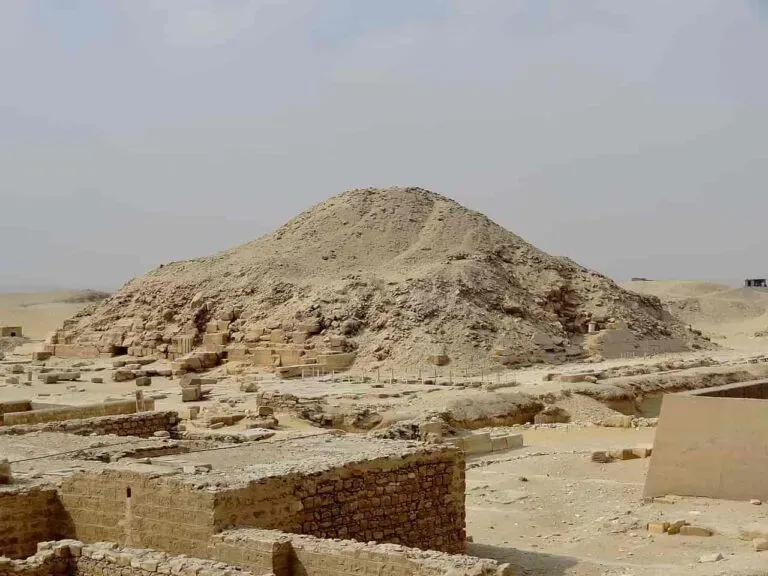 Paisaje del complejo funerario de la Pirámide de Unis en Saqqara, Egipto.