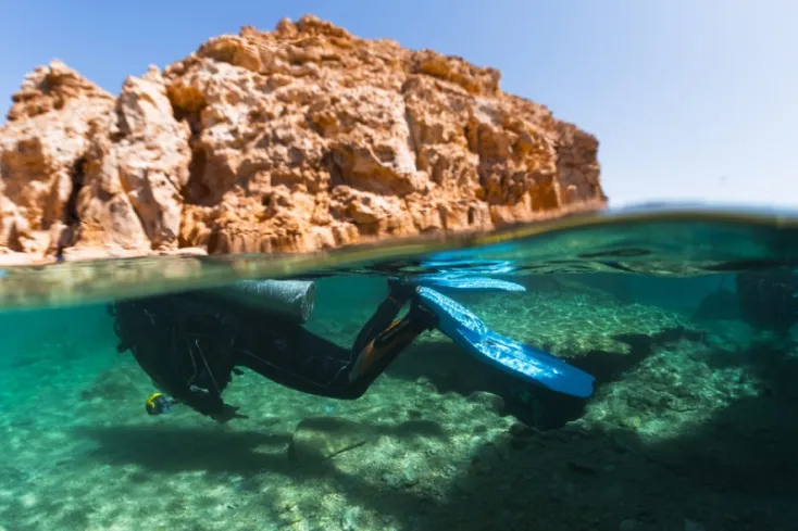 Snorkeling Ras Mohammed barriera corallina con coralli colorati e acqua turchese limpida
