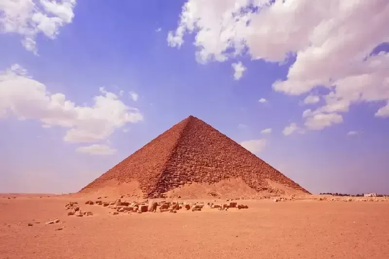 Panorama completo della Piramide Romboidale con cielo sereno