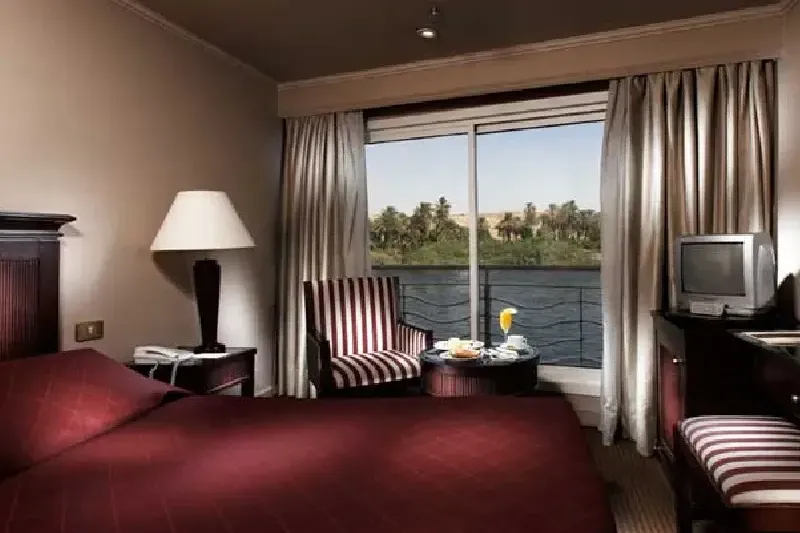 Cabina elegante sulla Motonave Jaz Crown Jubilee: ambienti confortevoli, vista panoramica sul Nilo e servizi moderni per una crociera indimenticabile.
