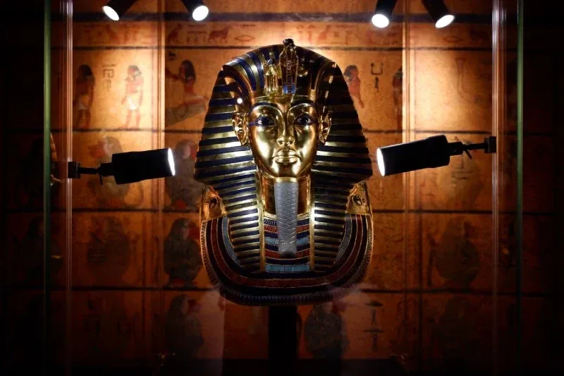 Maschera di Tutankhamon illuminata
