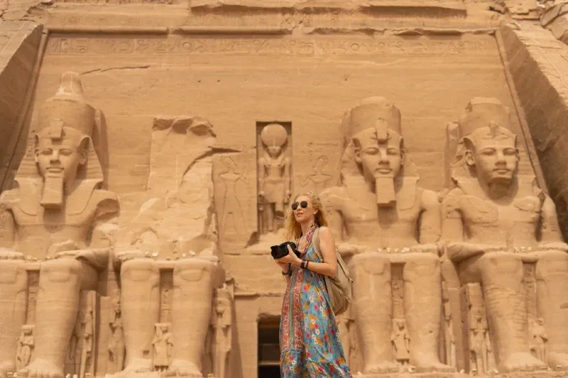 Escursione Abu Simbel in aereo da Assuan con guida in italiano Escursione Abu Simbel in aereo da Assuan con guida in italiano