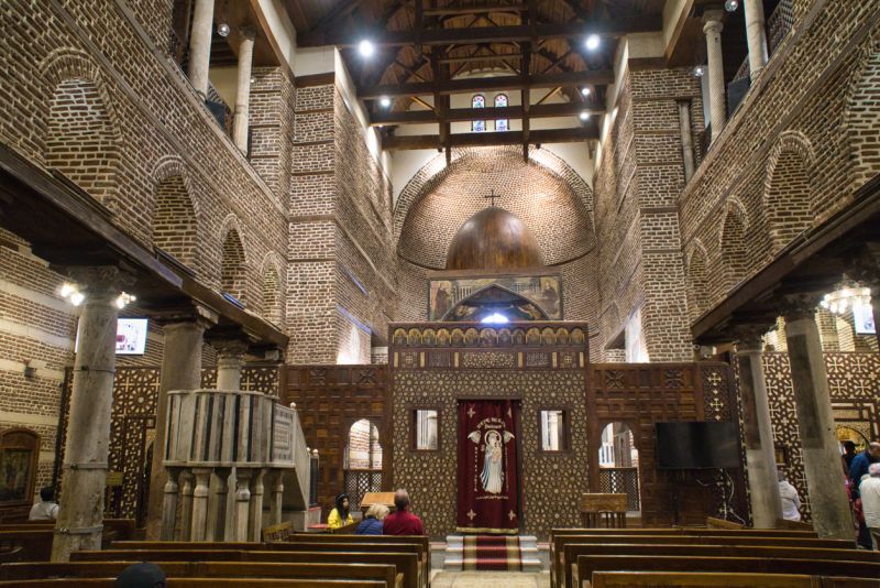 Intérieur de l'église suspendue copte Sitt Maryam dans le quartier copte du Vieux Caire