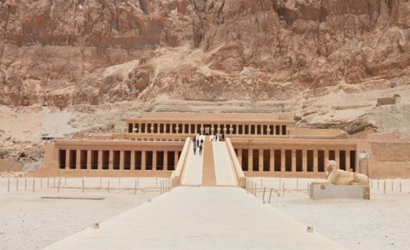 La fachada principal y la rampa central que conecta las terrazas.