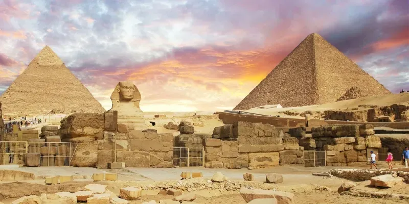 Pyramide de Mykérinos au coucher du soleil sur le plateau de Gizeh, Égypte