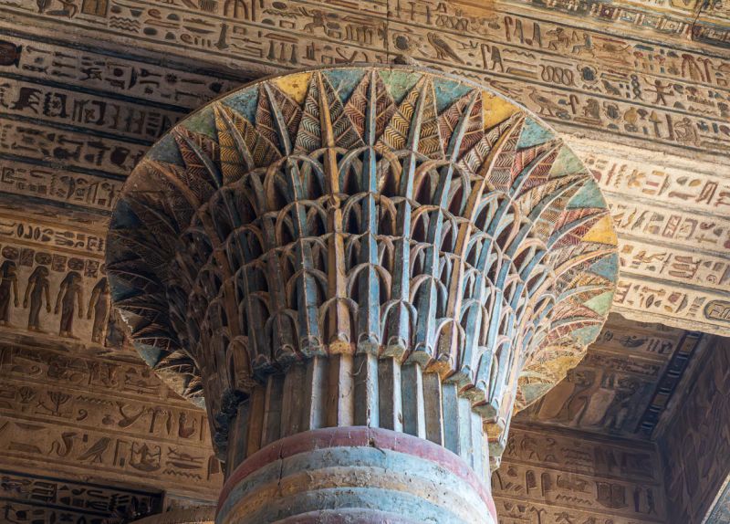 Touristes visitant le temple Esna circuit Egypte