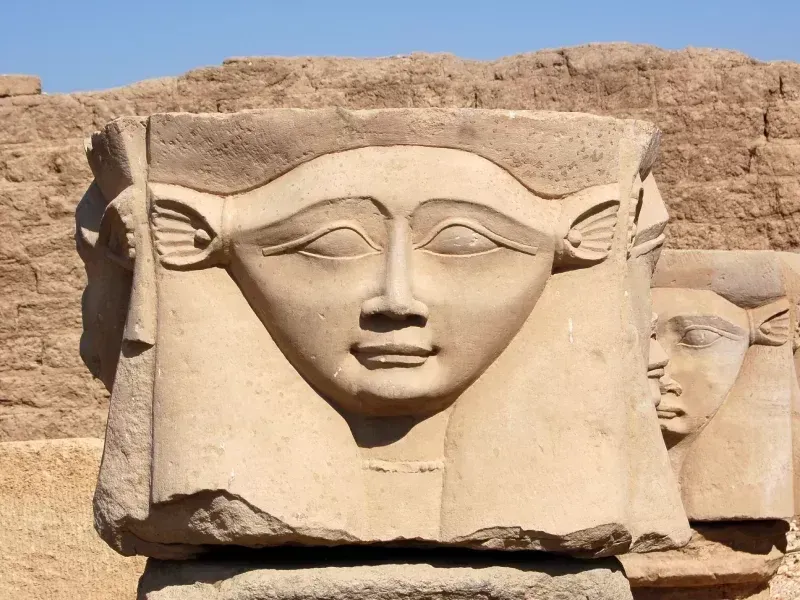 Visages sculptés de la déesse Hathor sur les colonnes du Temple d'Hathor