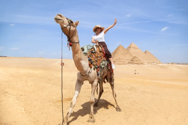 Altezza Piramidi di Giza: Turista davanti alla Grande Piramide di Cheope 
