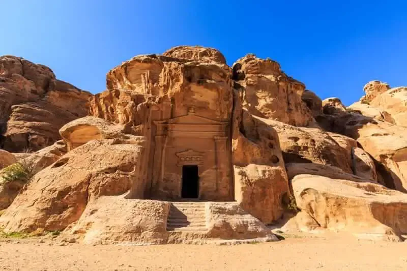 Piccola Petra tra canyon e antiche facciate scolpite