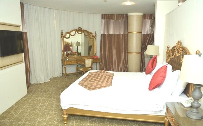 Lamar Hotel Room