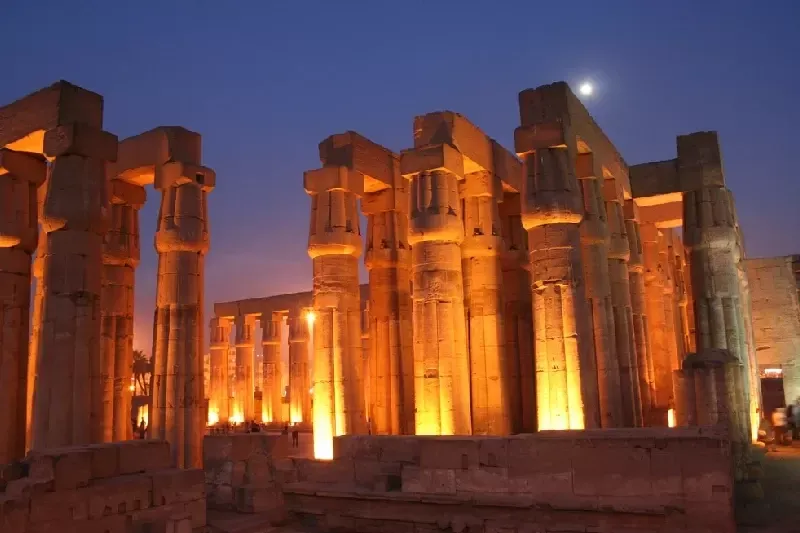 Spettacolo Suoni e Luci a Karnak – luci scenografiche e storia millenaria nel tempio di Amon