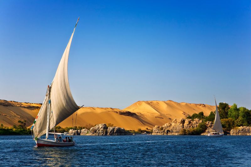 Felouque sur le Nil à Assouan au coucher du soleil : que visiter en Égypte pour se détendre