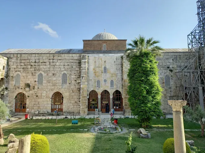 Visita La Mezquita de Isa Bey