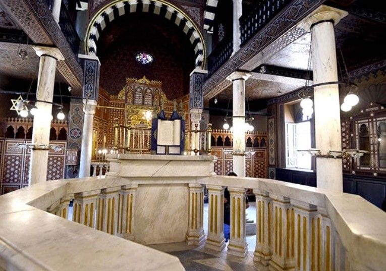 Interior restaurado y arca ornamentada