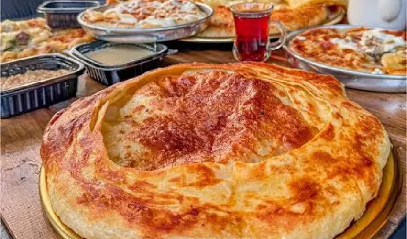 Piatti Tipici Egiziani: Feteer Meshaltet Sfogliato e Pane Baladi Tradizionale