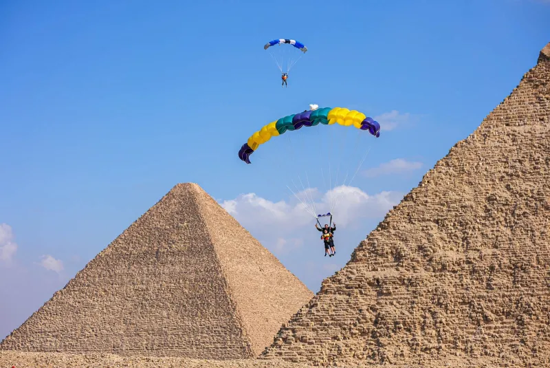 Paracaidista volando sobre las Pirámides de Egipto