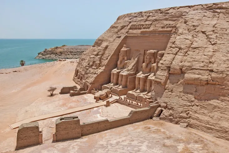 Abu Simbel sul Lago Nasser al sorgere del sole