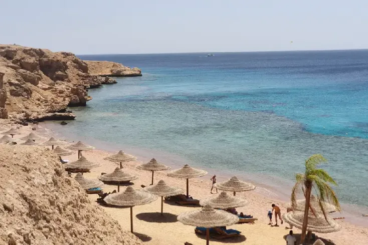 Spiaggia sabbiosa e mare turchese a Sharm El Sheikh