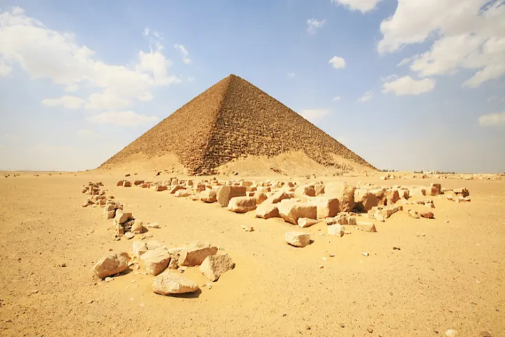Vista frontale della Piramide Rossa di Snefru nel sito archeologico