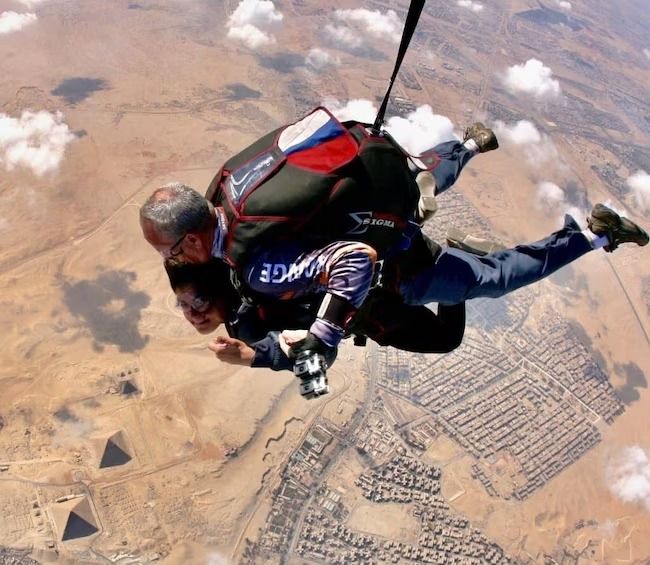 Skydiving Egypt pyramids : saut en parachute tandem au-dessus de Gizeh