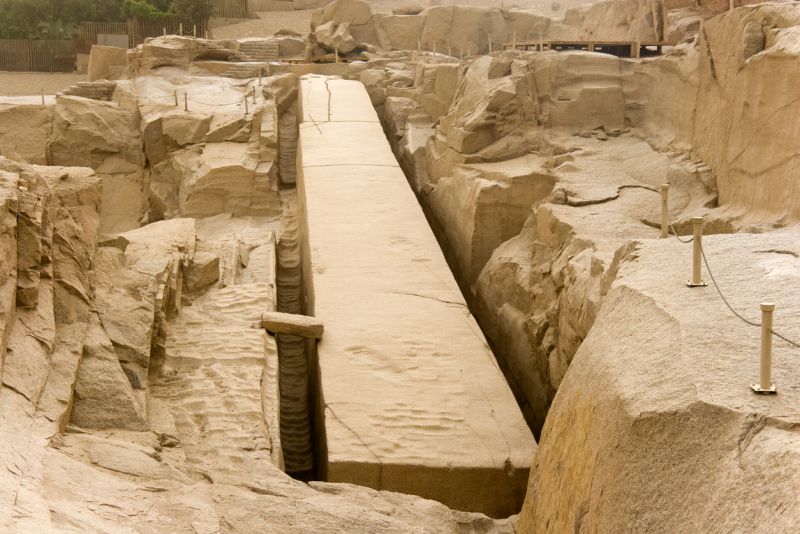 Traces d'outils des ouvriers égyptiens sur l'Obélisque inachevé à Assouan