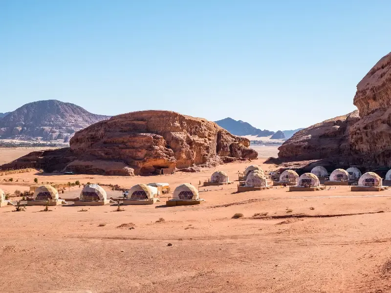Deserto di Wadi Rum tra dune rosse e montagne maestose
