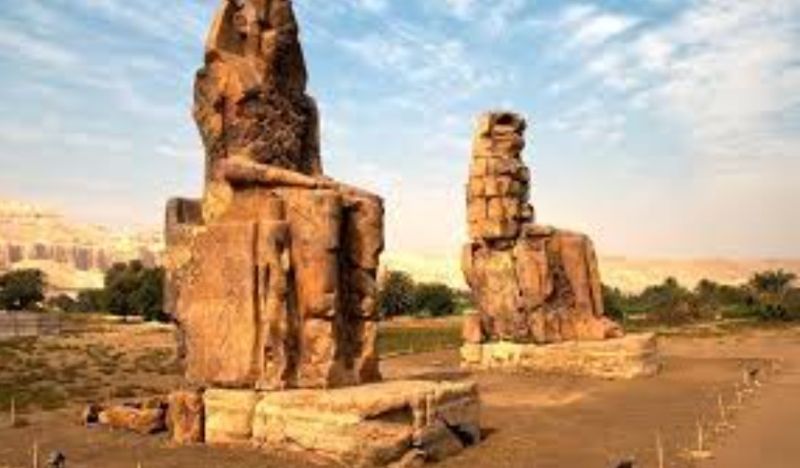 Detalle de una de las estatuas mostrando su rostro erosionado.