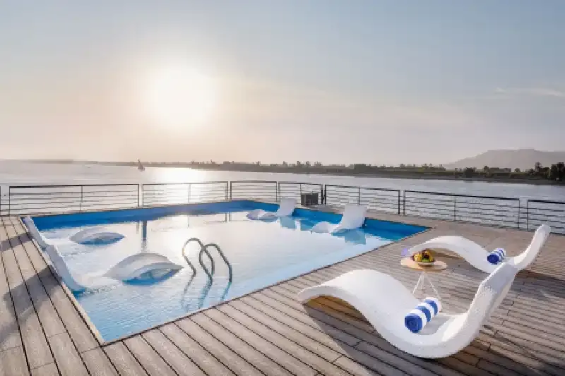 Crociera sul Nilo di lusso Historia con piscina sul ponte solare per momenti di relax esclusivi.