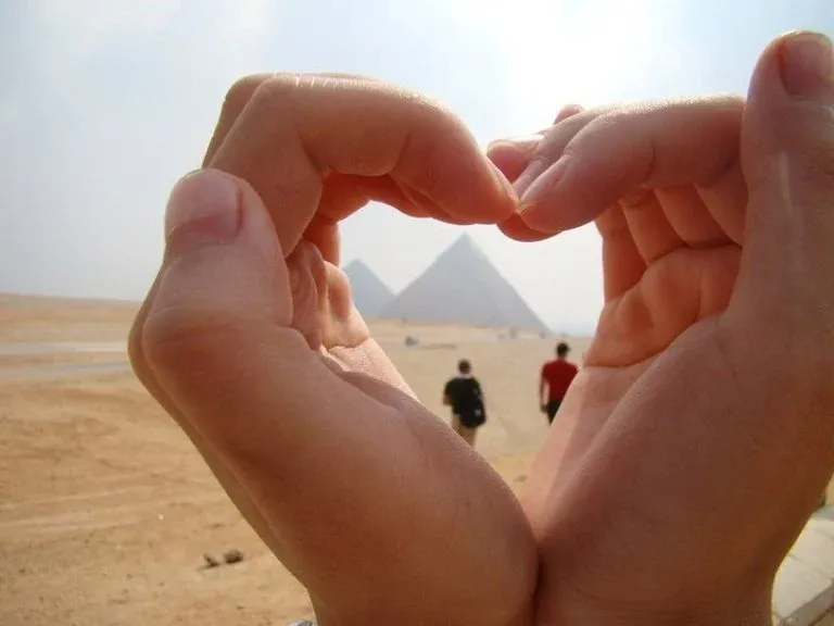 Vue aérienne des trois pyramides de Gizeh avec la pyramide de Mykérinos au premier plan