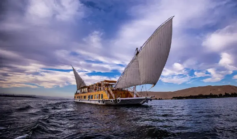 Eclissi solare a Luxor vista magica tra storia e cielo