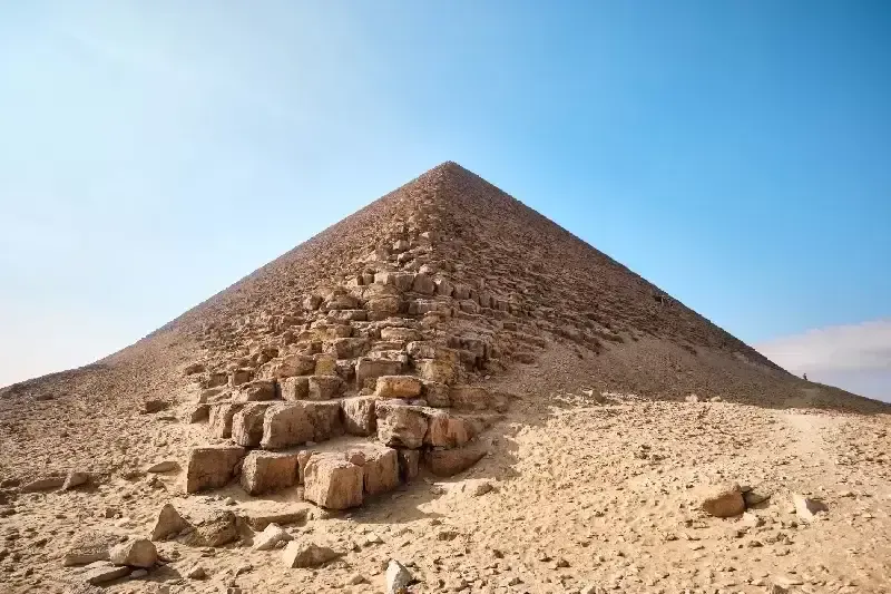 Dettaglio della doppia inclinazione della Piramide Romboidale