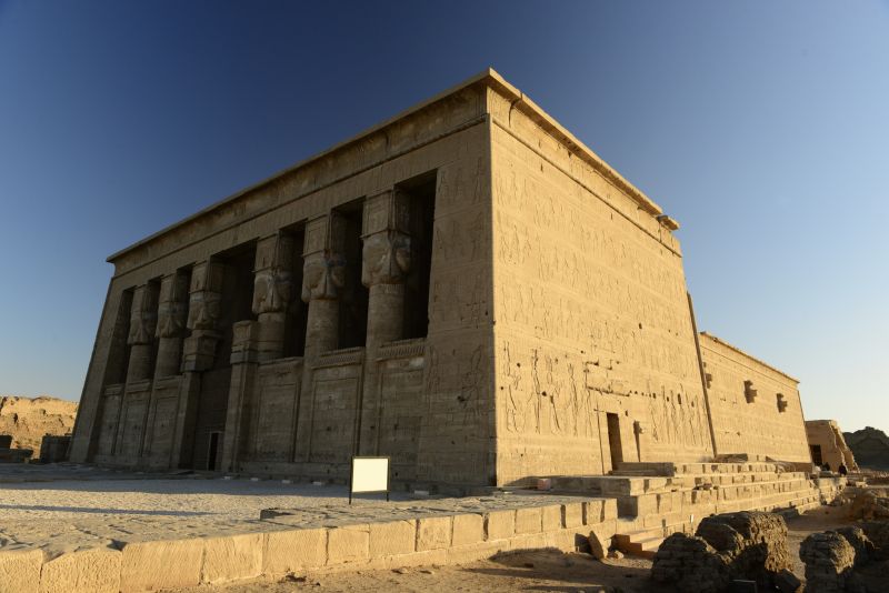 Marché traditionnel animé dans les rues de Qena Égypte