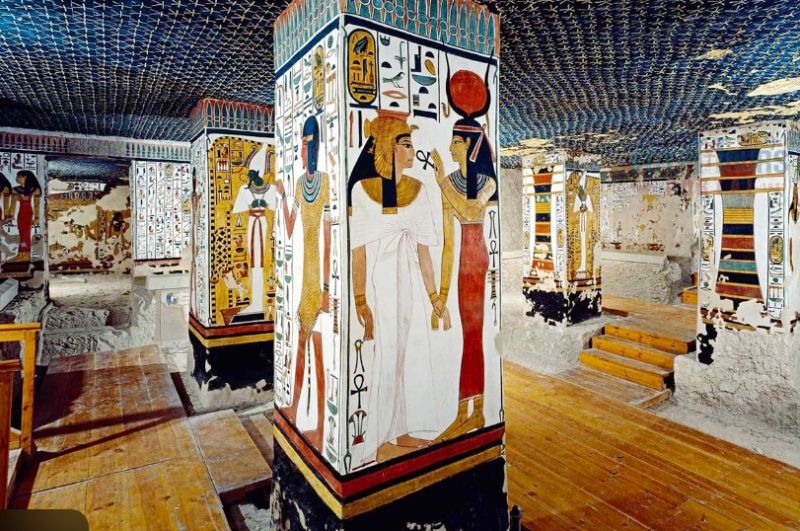 Pinturas murales fuera de una tumba: jeroglíficos coloridos y escenas religiosas.