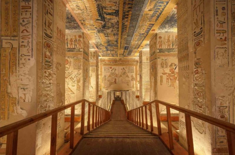 Interior de una tumba con jeroglíficos y pinturas funerarias.