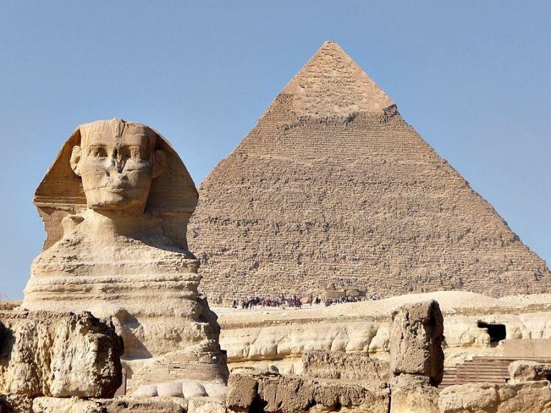 Giza Egitto con la Città Moderna e le Piramidi sullo Sfondo