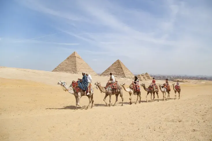 Piramidi di Giza in Egitto con clima invernale e cielo sereno