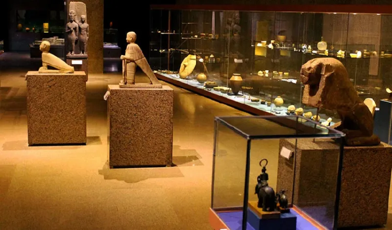 Cosa Fare a Luxor: Museo di Luxor con Statue e Reperti Archeologici