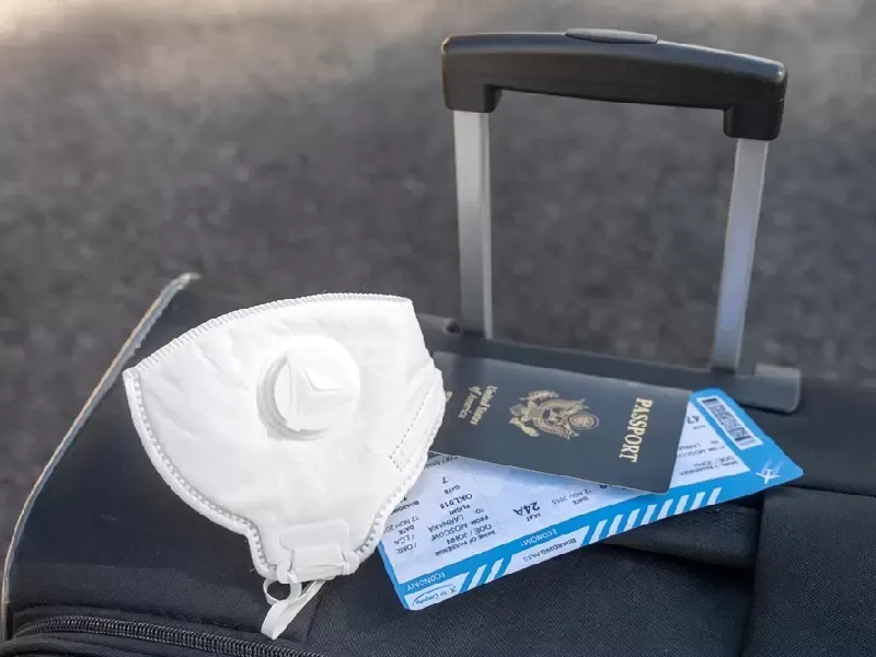 Valigia pronta con documenti per viaggio in Egitto