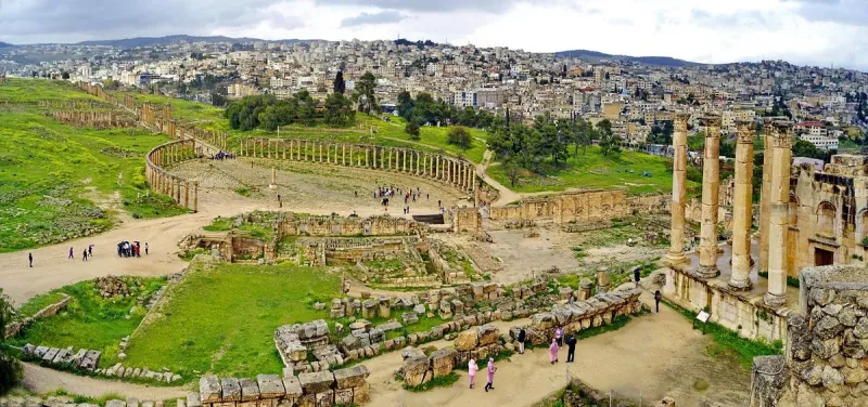 Plaza Oval De Jerash conectada con la histórica