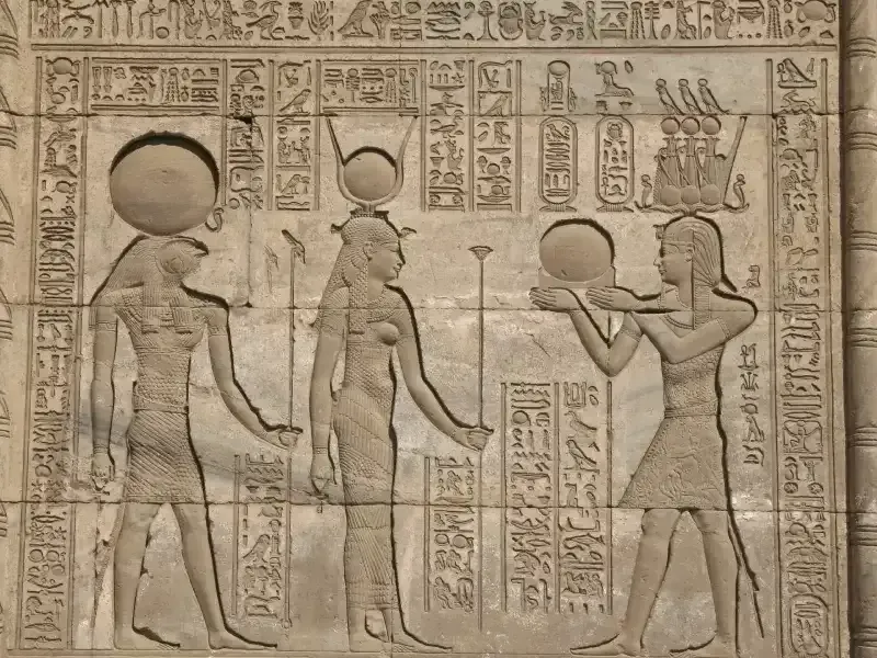 Colonnes hathoriques de la grande salle du Temple d Hathor a Dendera en egypte