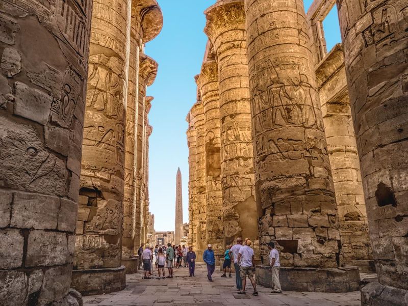 Ciel s'assombrissant pendant la prochaine éclipse solaire totale près du Nil en Égypte