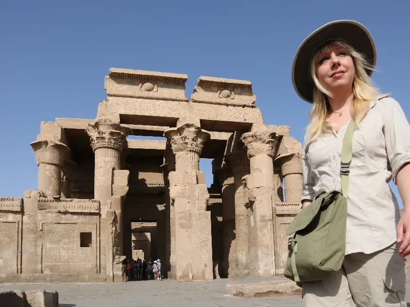 Il Tempio di Kom Ombo in Egitto, unico nel suo genere, dedicato a Sobek e Haroeris, situato in posizione panoramica lungo il Nilo, ideale da visitare durante una crociera.