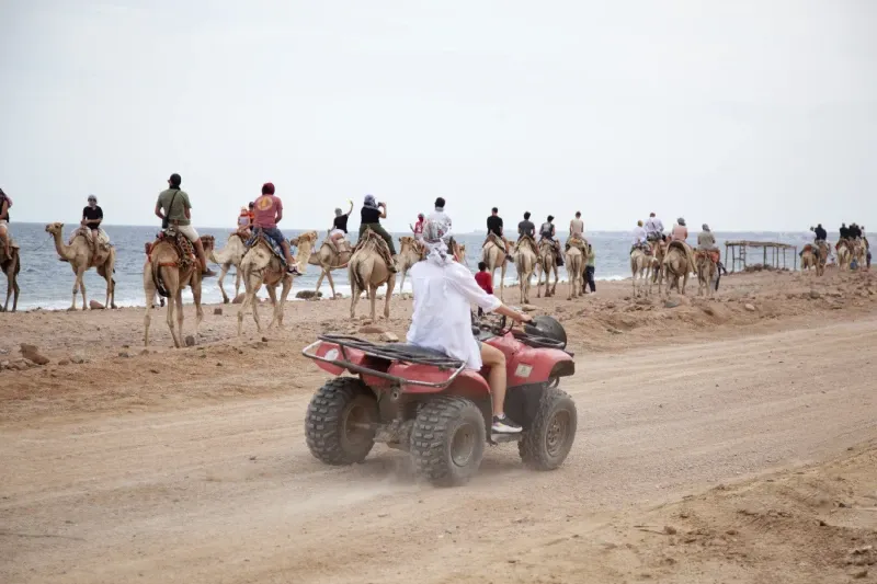 Quad nel deserto del Sinai tra dune dorate